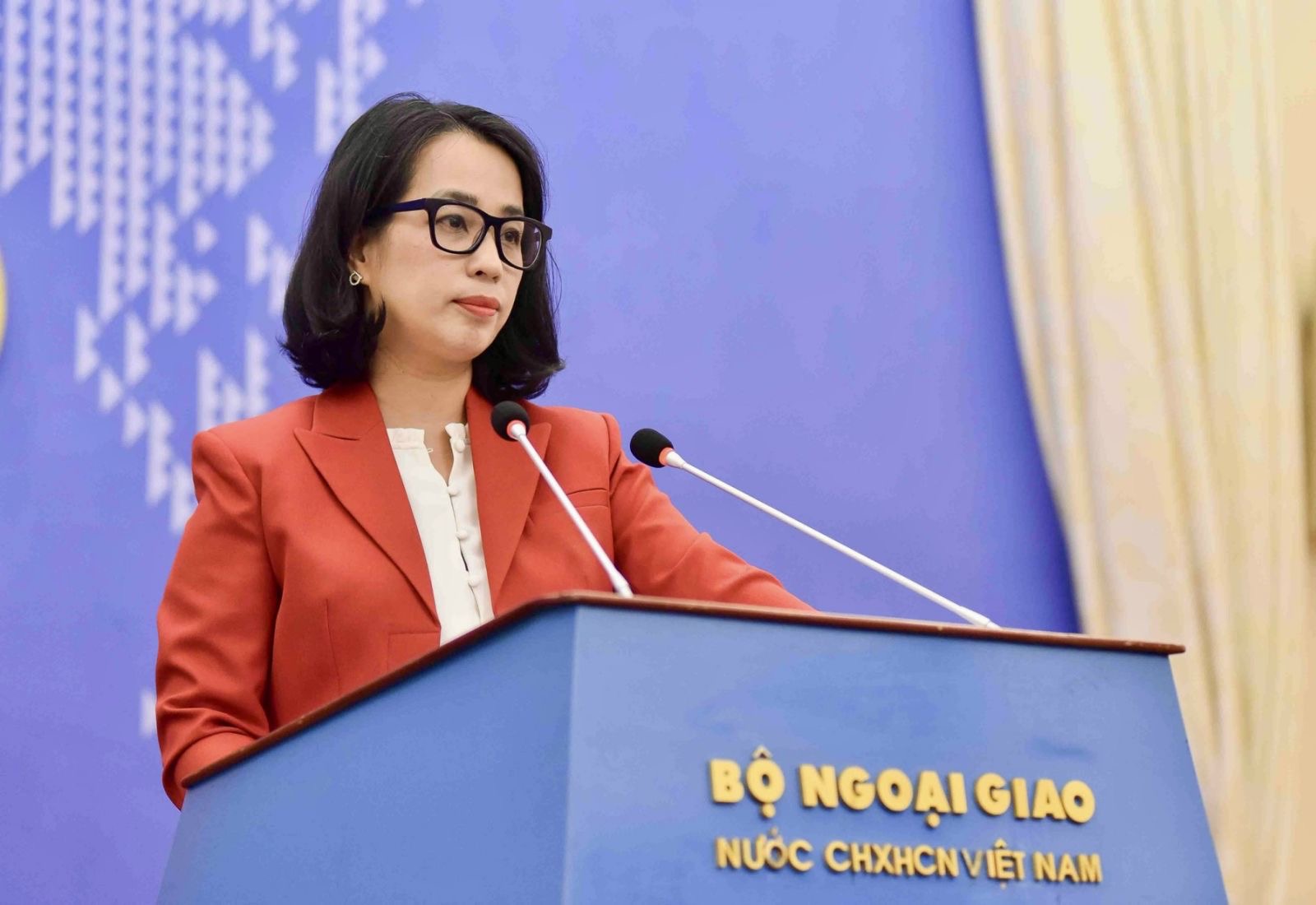 Người Phát ngôn Bộ Ngoại giao Việt Nam Phạm Thu Hằng trả lời câu hỏi của phóng viên đề nghị bình luận của Việt Nam nhân dịp 10 năm Tòa Trọng tài thành lập theo Phụ lục VII Công ước Liên hợp quốc về Luật Biển 1982 ra phán quyết trong vụ kiện giữa Philippines và Trung Quốc